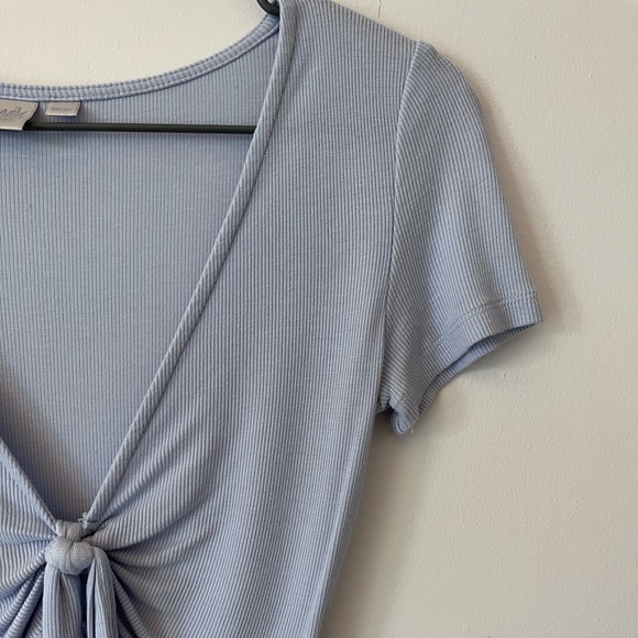 Short Sleeve Top w/ Middle Tie - Picture 2 of 3